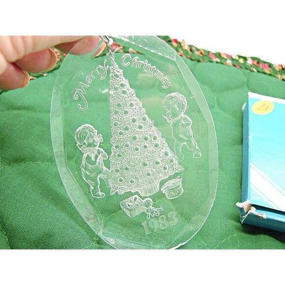 Vintage 1983 Acrylic Merry Christmas Kids on Christmas Morning Etched Ornament - Picture 8 of 9